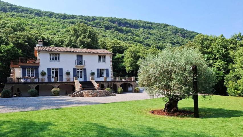 Location de vacances pour 10 personnes, avec Balcon et Terrasse ainsi que Jardin et Piscine à Thoiras