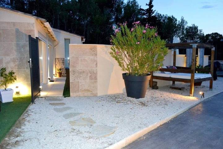 Location de vacances pour 2 personnes, avec vue et jardin ainsi que sauna et piscine à Beaumont-de-Pertuis - 4