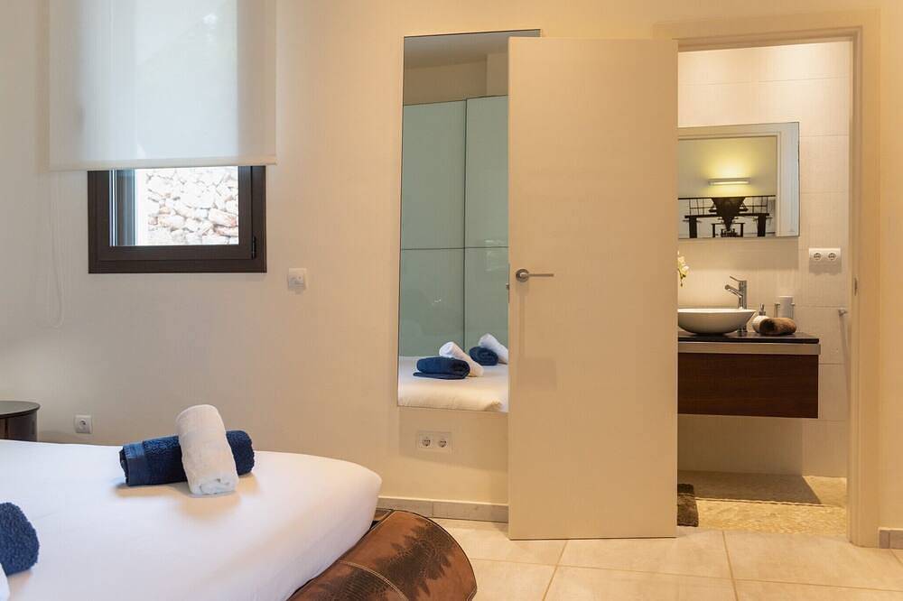 Exquisite Ibizan Villa I Sought After Location I Casa Marisol I 5 Bedrooms in Cap Martinet, Santa Eulària des Riu