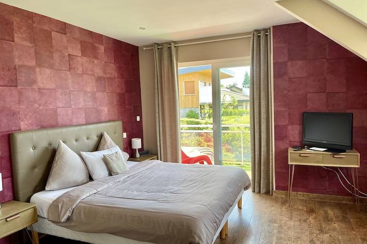 Location de vacances pour 2 personnes, avec Terrasse ainsi que Jardin et Piscine à Brison-Saint-Innocent