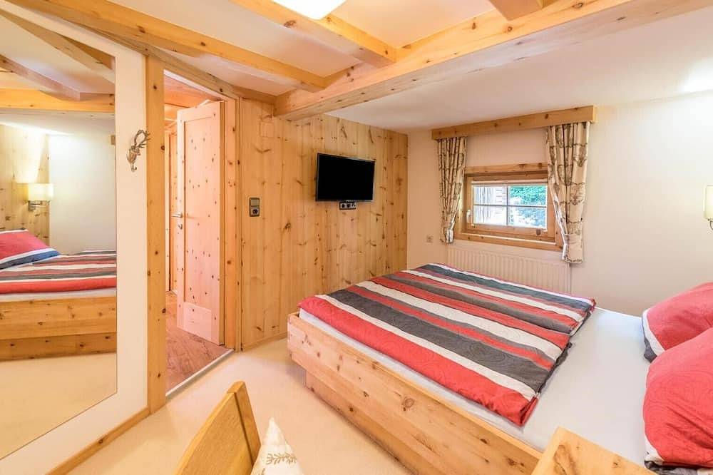 Chalet direkt am 5 * Campingplatz Aufenfeld mit Hallenbad und Sauna in Aschau im Zillertal, Bezirk Schwaz