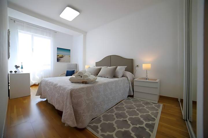 Apartamento inteiro, Apartamento 'Playa Arbeyal Garagem' com Wi-Fi in Playa de L'Arbeyal (Gijón), Gijón