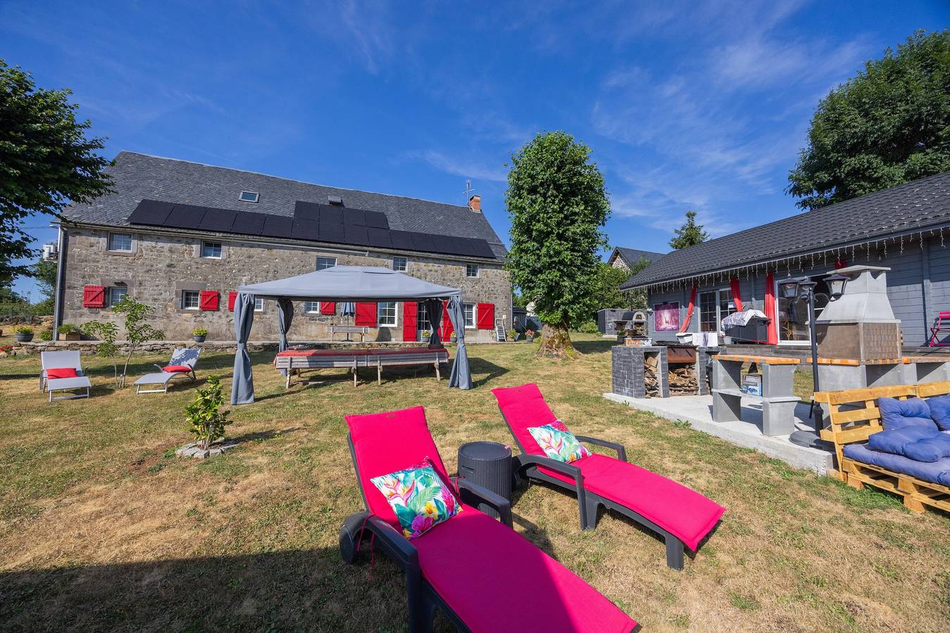 Chambre d’hôtes « Chambre Michaël » : vue montagne, jardin commun, climatisation in Singles (Puy-de-Dôme), Parc naturel régional des Volcans d'Auvergne