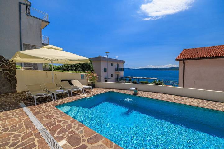 Ferienwohnung für 4 Personen, mit Balkon und Garten sowie Pool in Crikvenica