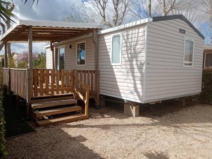 Camping pour 4 personnes, avec Jacuzzi et Terrasse ainsi que Jardin et Piscine