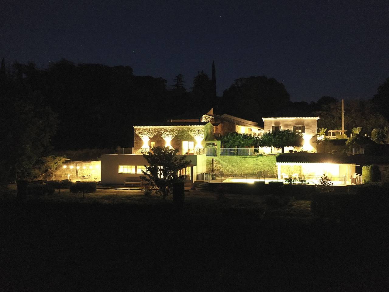 Ganze Wohnung, Charmante Ferienwohnung, 2 km vom Stadtzentrum von Tresques entfernt, mit allen notwendigen Annehmlichkeiten in Tresques, Nimes und Umgebung