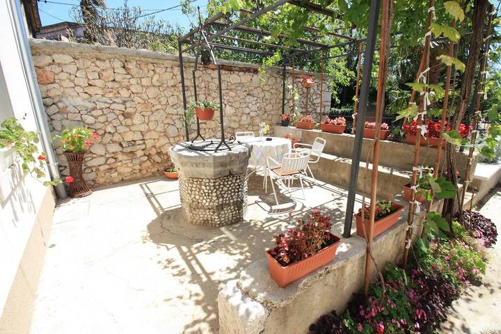 Ganze Wohnung, Vintage Apartment nur 175 Meter zum Strand mit Meerblick, Privatparkplatz, Klima in Jadranovo, Primorje-Gorski Kotar