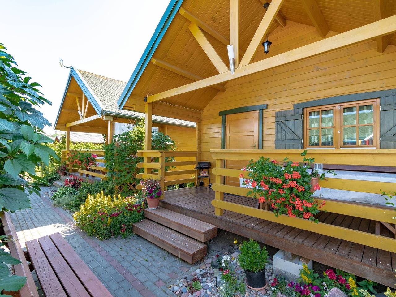 Gemütliches Holzferienhaus mit Grill und Garten in Rusinowo, Powiat Sławieński