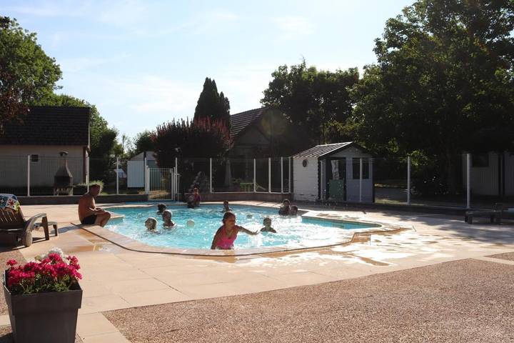 Parc de vacances pour 4 personnes, avec Balcon et Terrasse ainsi que Jardin et Piscine à Cravant