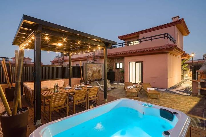 Ferienhaus für 4 Personen, mit Garten und Whirlpool sowie Pool