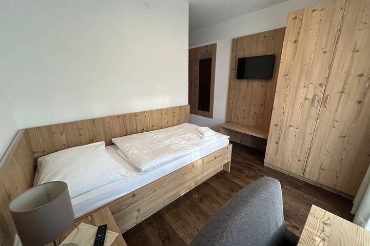 Zimmer 03 / 1Bett mit Balkon - Pension Alpina in Obsteig, Bezirk Imst