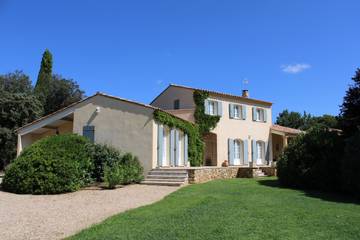 Gîte pour 2 personnes, avec jardin ainsi que balcon et piscine à Rognes