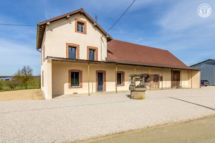 Gîte pour 8 personnes, avec jardin ainsi que vue et terrasse à Sornay