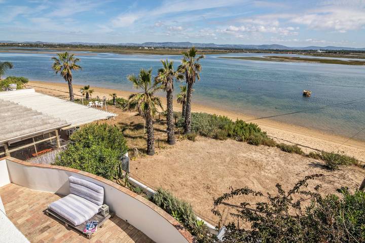 Villa de vacances "Faro Beach House" avec vue sur la mer, Wi-Fi, Jardin et Terrasse ; Parking disponible dans la propriété in Ilha de Faro, Montenegro (Faro)