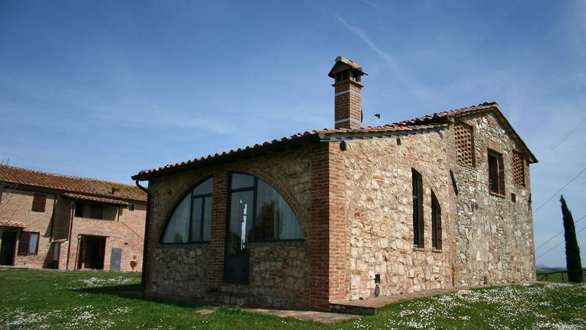 Agriturismo per 6 persone, con terrazza e piscina nonché giardino, con animali domestici in Asciano