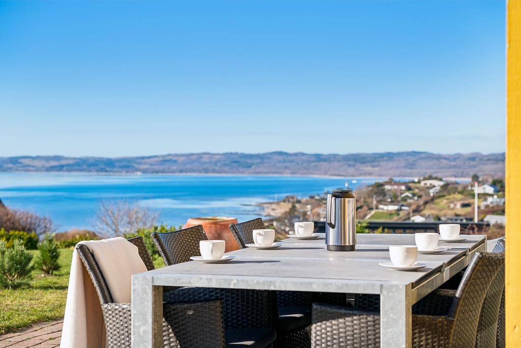 Ferienhaus am Strand von Egsmark mit Panorama­blick über die Ebeltoft Bucht und die Mols Berge – nahe Strand, Natur und den Sehenswürdigkeiten von Ebeltoft. in Egsmark Strand, Süddjursland