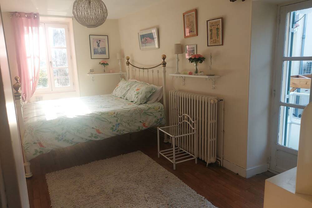 2 Bed House with Mountain View, Garden and Bbq in Confolens, Charente