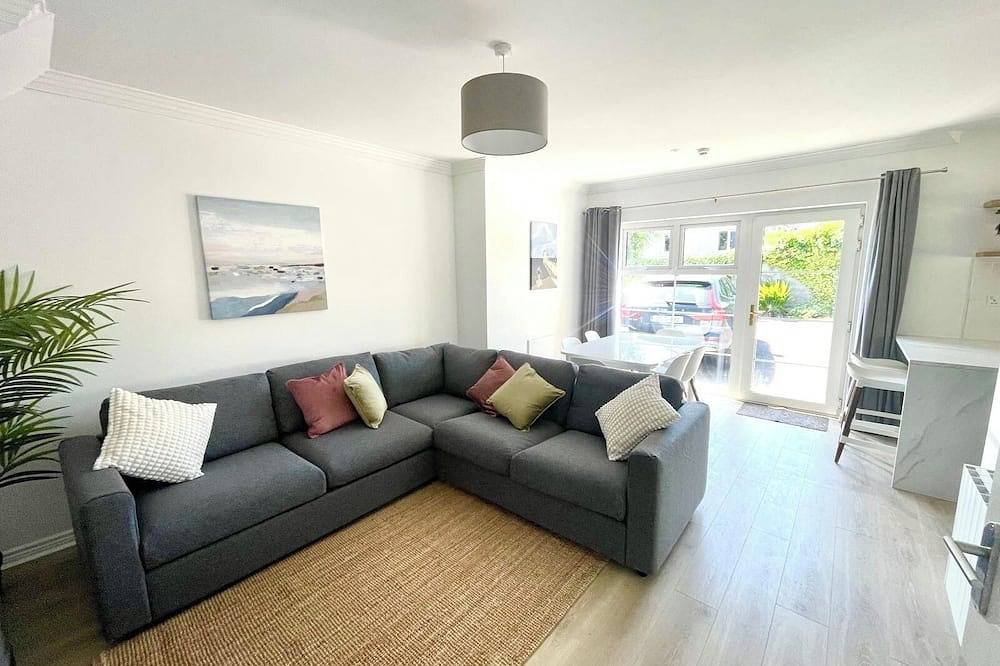Entire apartment, Modern and Accessible - sleeps 8 in Galway, County Galway