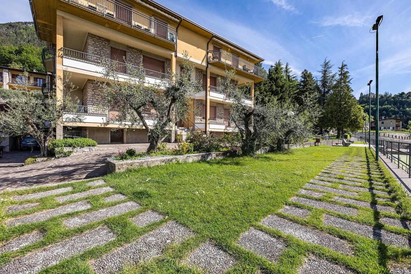 Appartamento intero, Appartamento 'Appartamento Alexander' con vista sul lago, piscina in comune e Wi-Fi in Gardola, Tignale