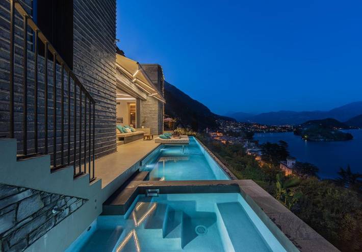Villa für 12 Personen, mit Balkon und Whirlpool sowie Terrasse und Garten