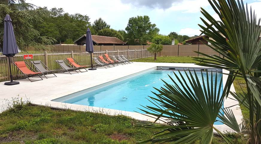 Gîte pour 2 personnes, avec terrasse et piscine