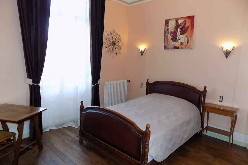 Belle demeure confortable, 6 chambres, billard, wifi, grands jardins in Ahun, Région de Guéret