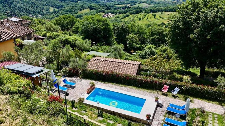 Appartamento per 3 persone, con vista lago e giardino nonché panorama e piscina, con animali domestici a Barberino di Mugello