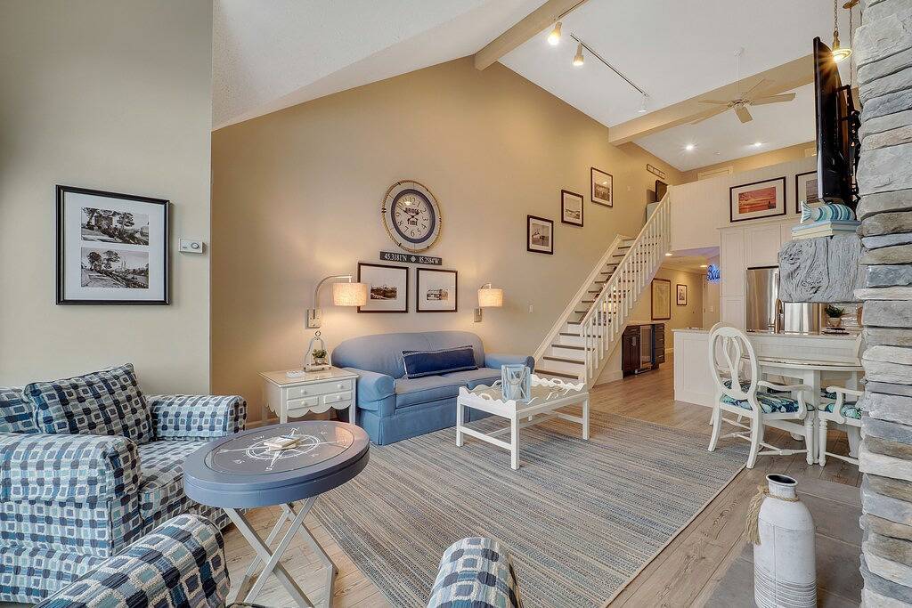 Ganze Wohnung, 344Ewi Soaring Ceilings| Downtown Charlevoix | Pool, Hot Tub, Sauna in Charlevoix, Charlevoix County