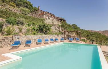 Gîte pour 12 personnes, avec terrasse ainsi que piscine et jardin à Graniti
