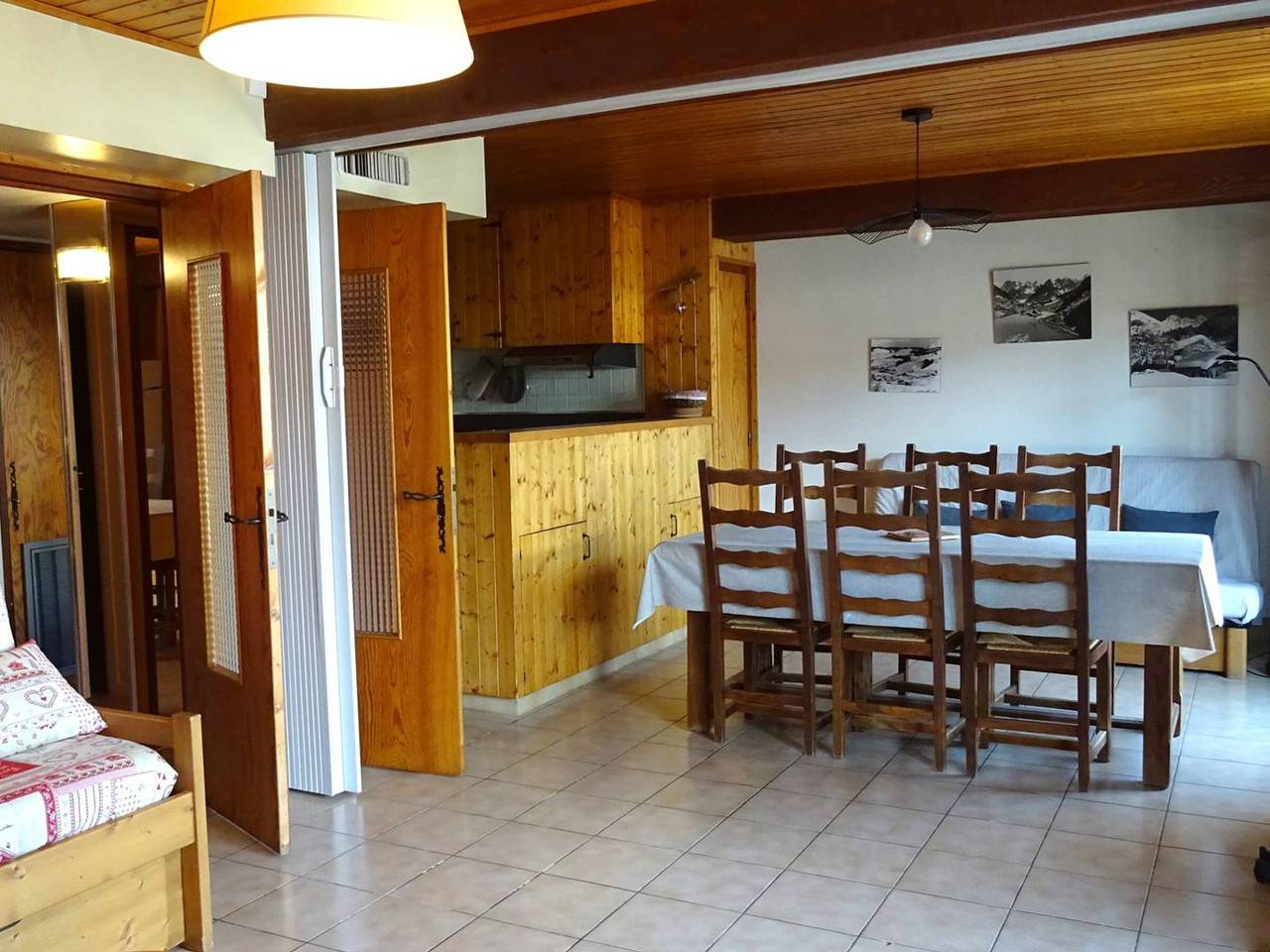 Entire apartment, Ski-in/Ski-out 2-Room Apartment for 6 with Parking, Near Shops in Les Gets, Les Portes du Soleil