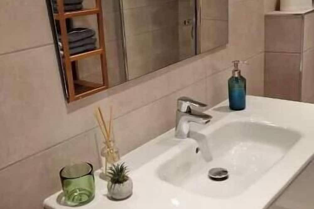 Ganze Wohnung, New, modern and comfortable apartment with free parking in Spydeberg