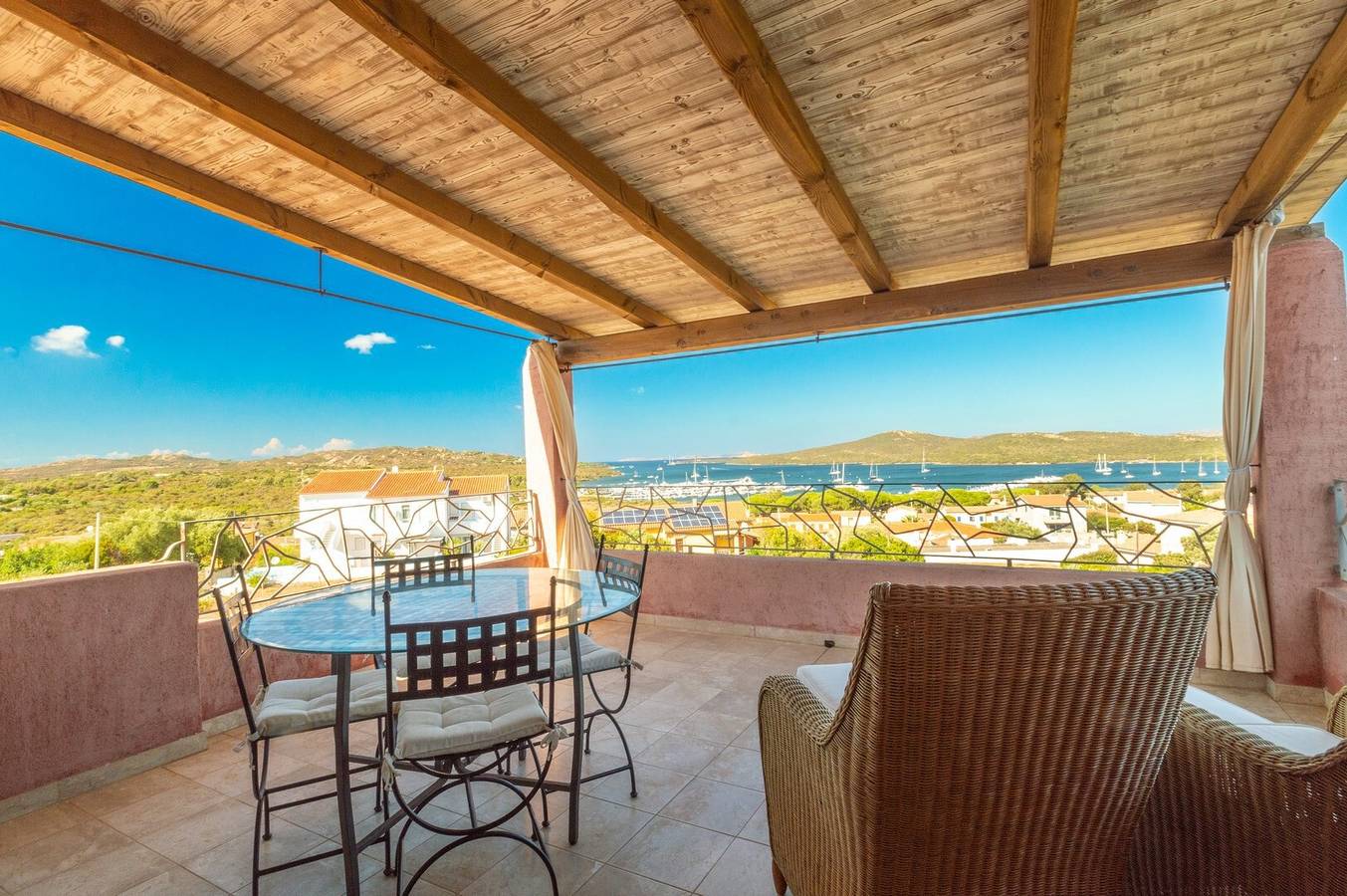 Appartement entier, Superbe « Attico Il Fiordo » avec vue mer, piscine, Wi-Fi et climatisation in Santa Teresa Gallura, Gallura