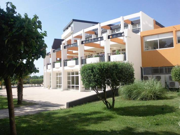 Hôtel pour 3 personnes, avec bassin pour enfant et jardin ainsi que sauna et piscine à Port-de-Bouc - 2