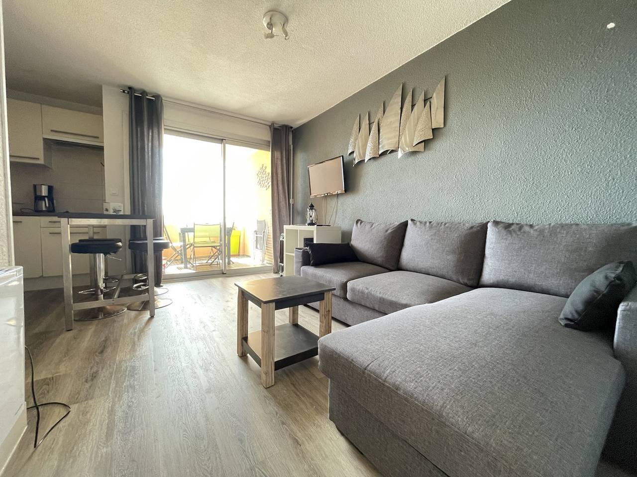 Entire apartment, Comfortable 2-room apartment in Sète with terrace and private parking in Sete, Mediterranean Coast (France)