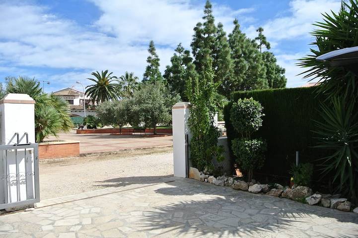 Charmante Villa Climatisee Piscine Privee, Jardin , Proche Mer Et Commerces in Almadrava, Costa Blanca