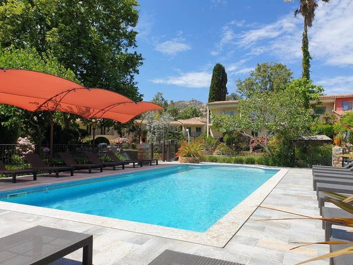 Appart’hôtel pour 2 personnes, avec piscine ainsi que terrasse et jardin