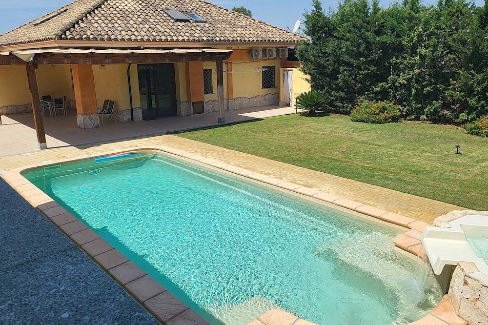 Villa Vivi. Swimming pool, whirlpool, in Quartu Sant'Elena, Cagliari Provinz