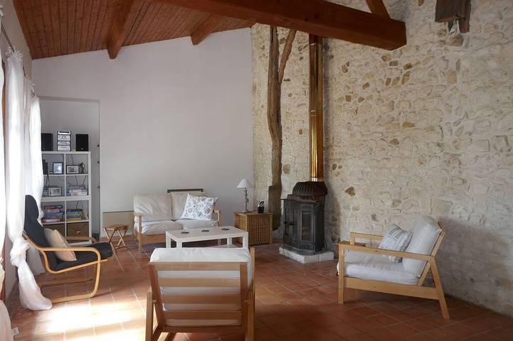 Gîte pour 6 personnes, avec terrasse et jardin à Champagnolles