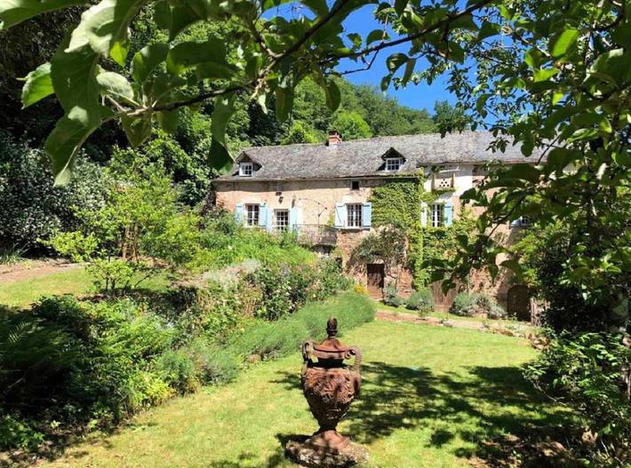 Location de vacances pour 12 personnes, avec vue ainsi que jardin et piscine à Najac - 2