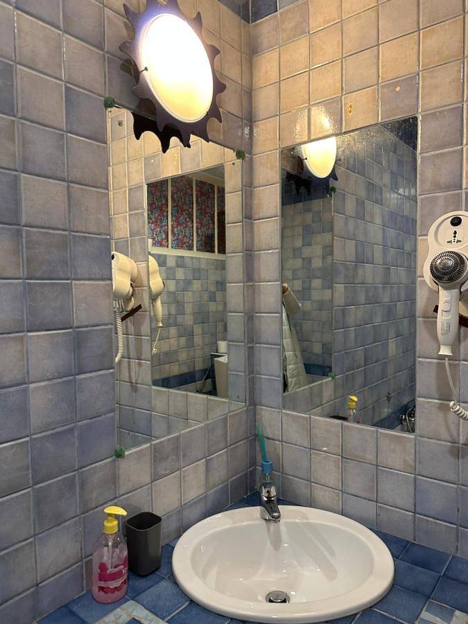 Twin Room with Shared Bathroom in Koper, Slowenische Riviera