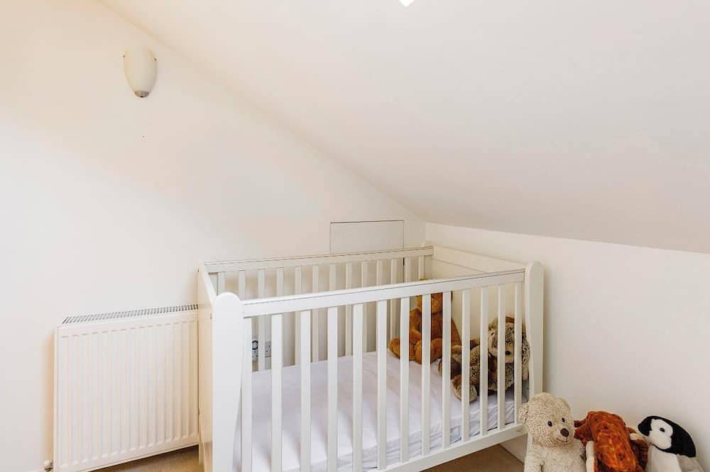 Spacious & Modern 4 Bedroom House in Central Windsor in Windsor, Berkshire