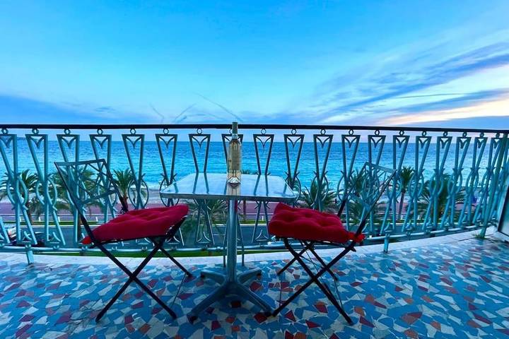 Gîte pour 2 personnes, avec vue et terrasse dans Plage Fabron Bambou Nice