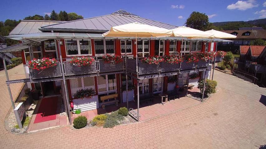 Hotel für 2 Personen, mit Balkon/Terrasse und Terrasse sowie Garten und Pool in Neukirchen (Niederbayern)