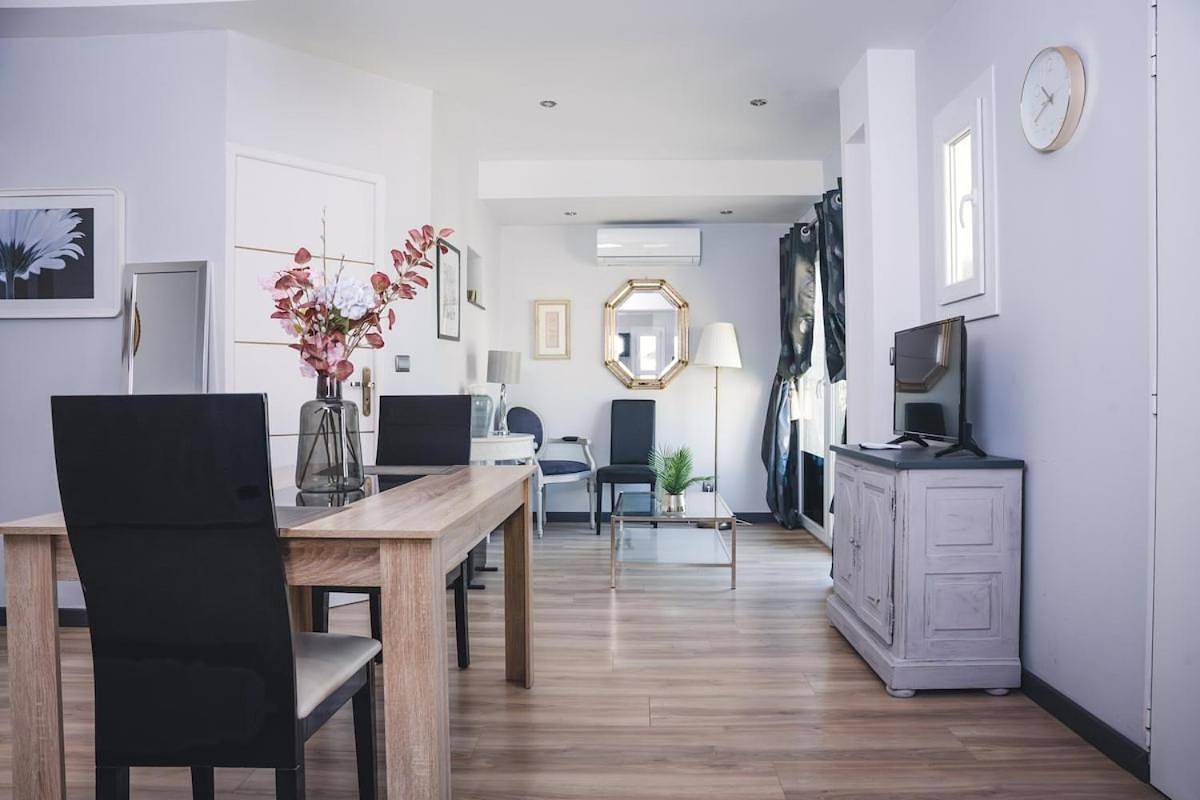 Appartement entier, Maison annexe avec une chambre climatisation et place de stationnement in La Boisse, Ain