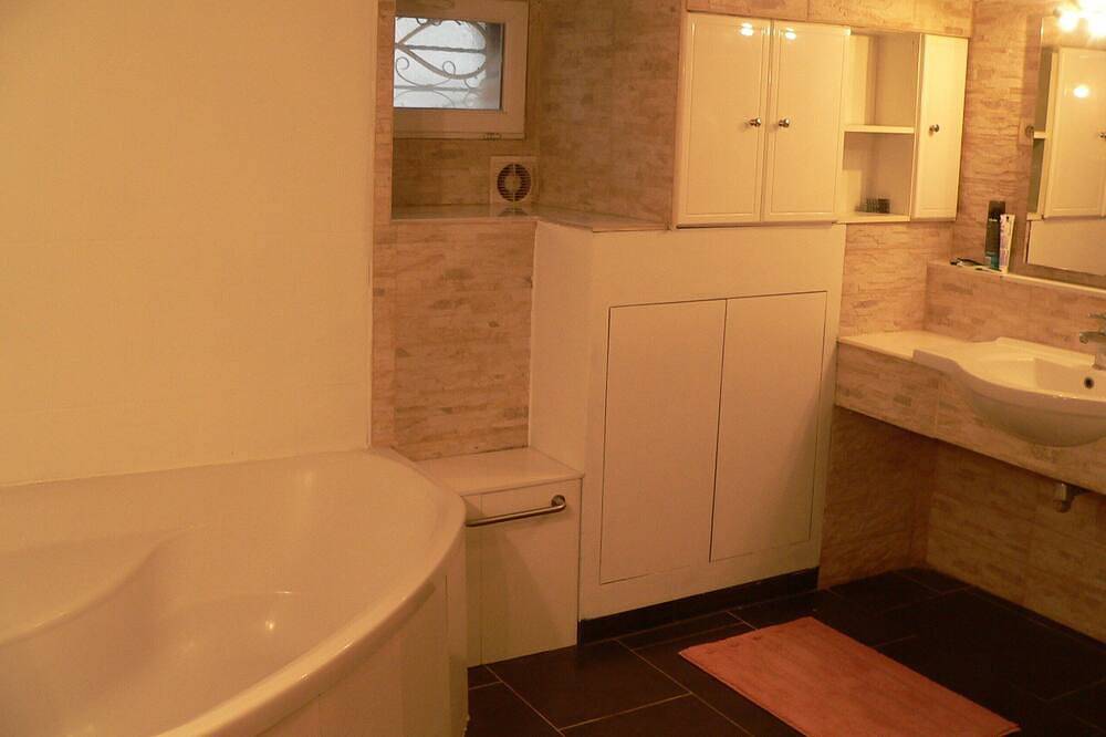 Liège cheerful modern house for 8pers with 30m2 terrace and enclosed courtyard. in Lüttich und Umgebung