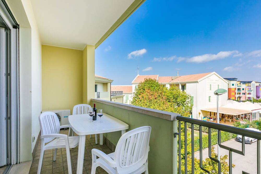 Entire apartment, Beautiful apartment for 6 people with A/C, Wifi, Tv, balcony and parking in Porto Santa Margherita, Caorle