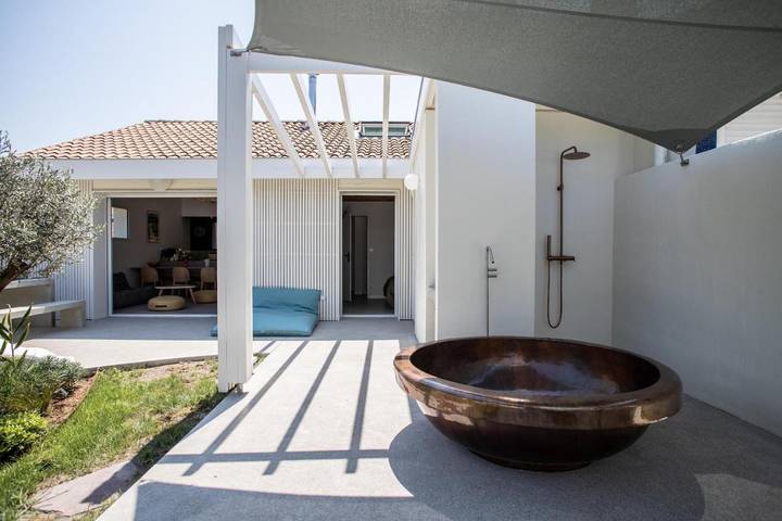 Location de vacances pour 6 personnes, avec bassin pour enfant ainsi que vue et jardin dans Plage des Bourdaines