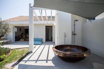 Gîte pour 6 personnes, avec vue ainsi que terrasse et bassin pour enfant dans Plage des Bourdaines