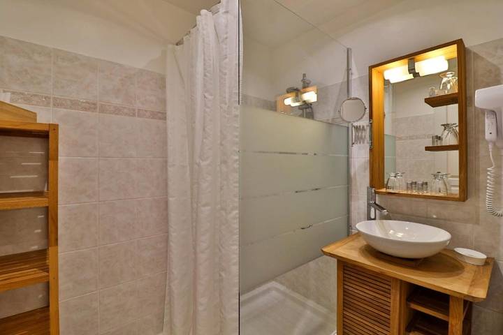 Chambre d’hôte pour 2 personnes, avec terrasse ainsi que jardin et piscine