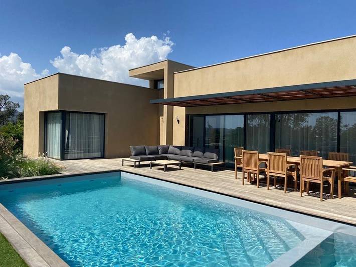 Gîte pour 12 personnes, avec Terrasse ainsi que Jardin et Piscine